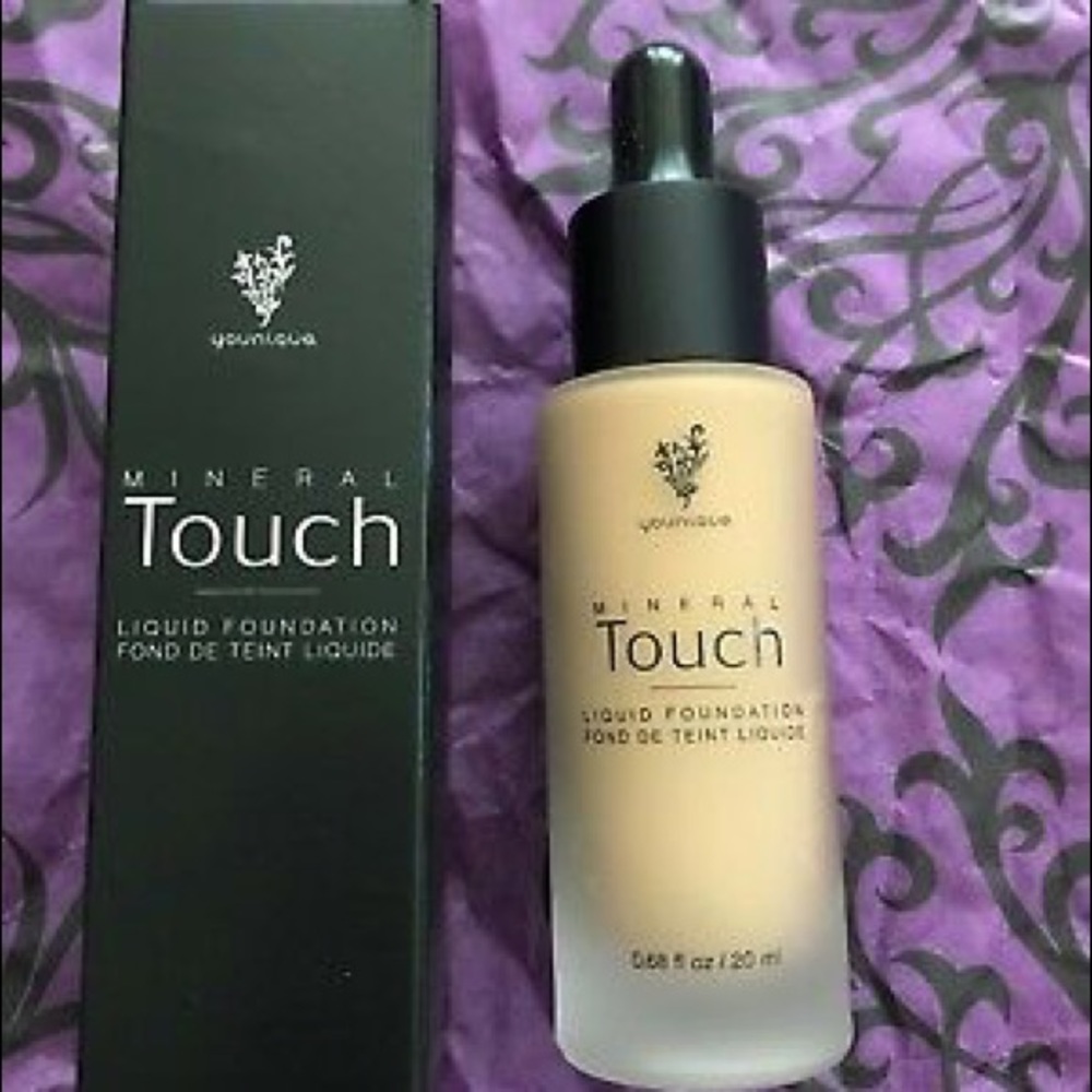 Younique Mineral Liquid foundation Taffeta